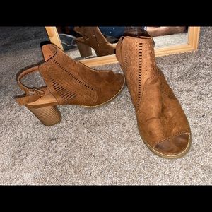 Universal thread dark tan booties